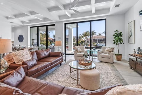 Island Breeze Haven by HEAT Properties House in Marco Island