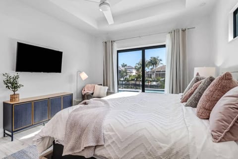 Island Breeze Haven by HEAT Properties House in Marco Island