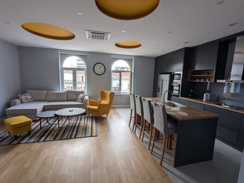 Kitchen or kitchenette, Living room, Seating area, Dining area
