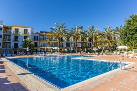 Property building, Day, Pool view, Swimming pool, sunbed