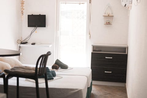 Bed, Day, TV and multimedia