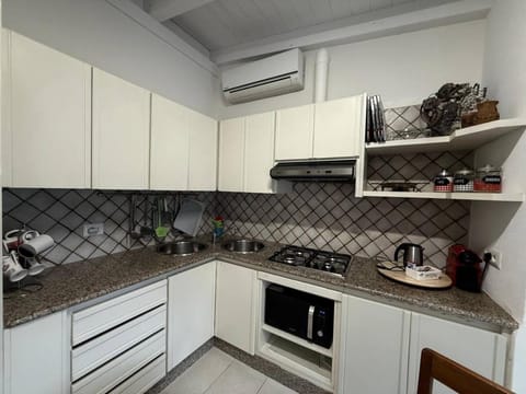 Kitchen or kitchenette, oven, pet friendly, stove
