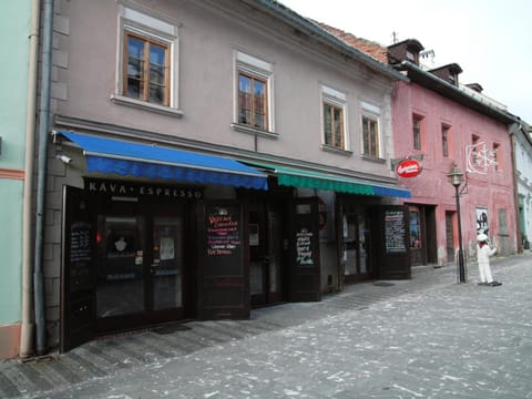 Property building, Neighbourhood