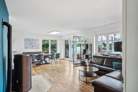 TV and multimedia, Living room, Decorative detail, Seating area, Dining area, fireplace