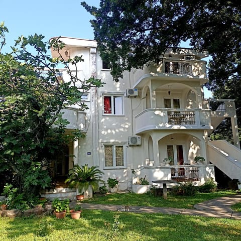 Property building, Spring, Day, Garden, Garden view