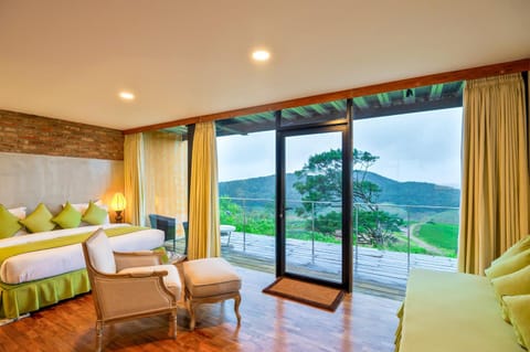 Bed, Balcony/Terrace, Bedroom, Mountain view