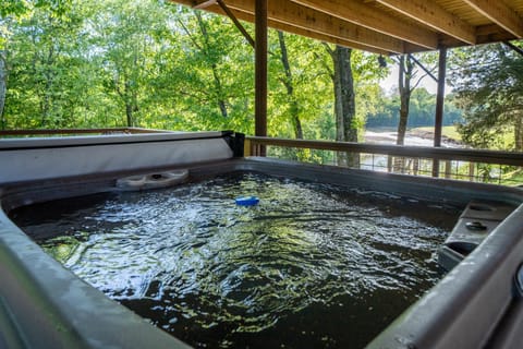 River Lodge Escape with Hot Tub House in Glenwood