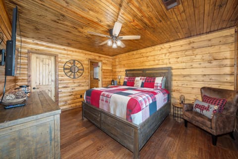 River Lodge Escape with Hot Tub House in Glenwood