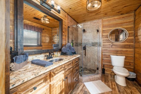 River Lodge Escape with Hot Tub House in Glenwood