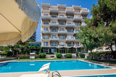 Property building, Day, Garden, Swimming pool, sunbed