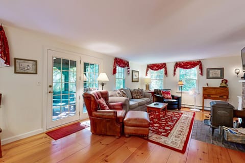 Dog Cove Cottage House in Squam Lake