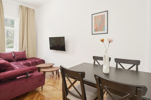 Communal lounge/ TV room, TV and multimedia, Living room, Seating area, Dining area, Evening entertainment