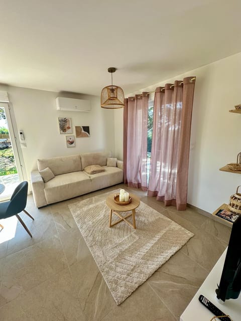 Maison neuve, cadre apaisant,jacuzzi et piscine House in Figeac