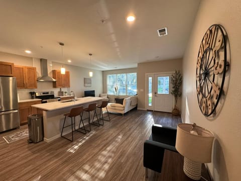 Kitchen or kitchenette, Living room, Seating area, Dining area