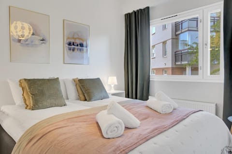 Bed, Bedroom, towels