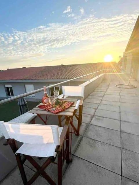 Natural landscape, View (from property/room), Balcony/Terrace, Dining area, Sunset