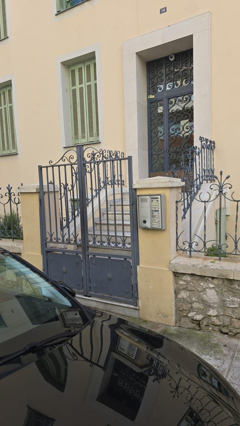 Property building, Facade/entrance, Day