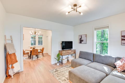 Less Than 1 mile to downtown South Bend Dog-Friendly! House in South Bend