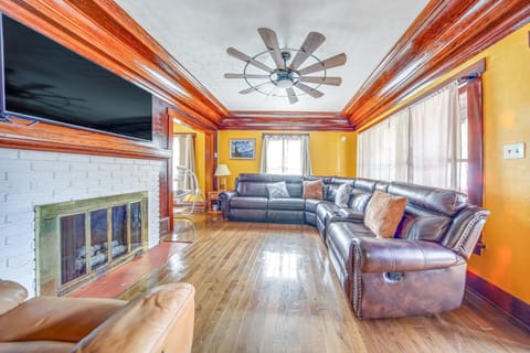 Family-Friendly Home Walk to Lake Erie! House in Erie