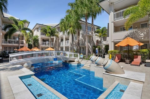 Swimming pool, sunbed