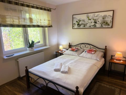 Bed, Other, Other, Other, Photo of the whole room, Decorative detail, Decorative detail, Seating area, Bedroom, towels, towels
