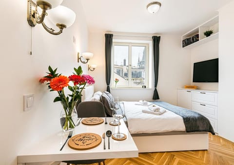Bed, TV and multimedia, Living room, Seating area, Bedroom, towels