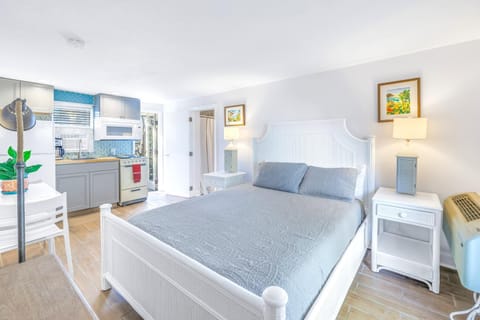 Private Patio, Walk to All, 2min- Siesta Keys Best Beach, 1min- Dining & Entertainment of Village! Apartment in Siesta Beach