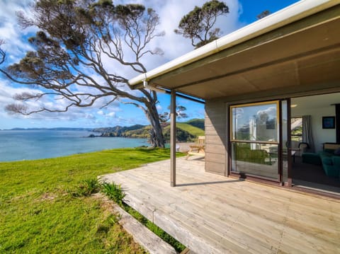 Elliot Bay - Hilltop Cottage & Flat House in Northland