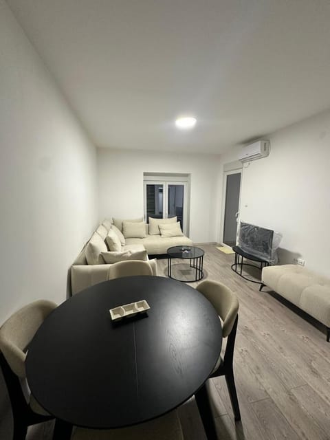 TV and multimedia, Living room, Seating area, air conditioner