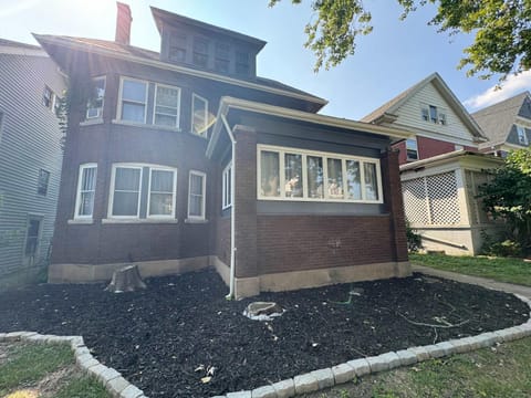 Renovated 6BR 2BA Minutes from Falls and Casino House in Niagara Falls