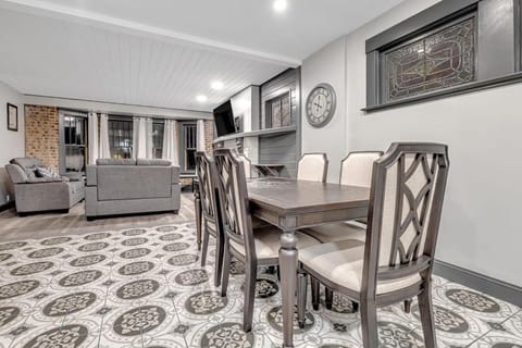 Renovated 6BR 2BA Minutes from Falls and Casino House in Niagara Falls