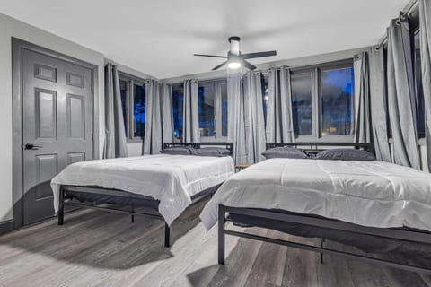 Renovated 6BR 2BA Minutes from Falls and Casino House in Niagara Falls