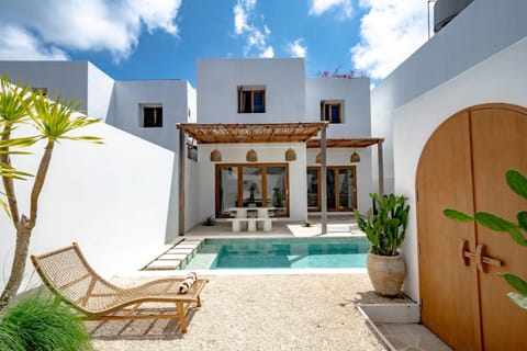 Property building, Patio, Day, Pool view, Swimming pool, sunbed