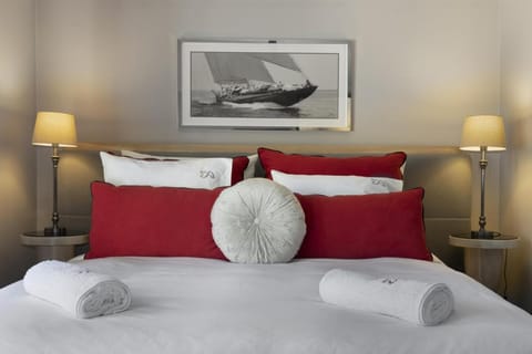 Bed, Photo of the whole room, towels