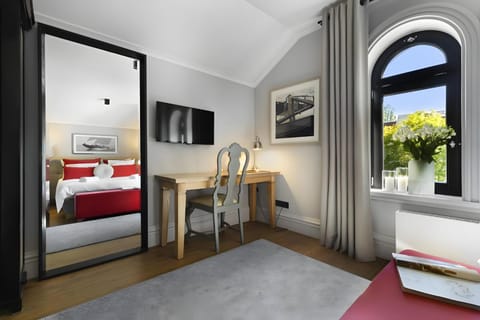 Bed, TV and multimedia, Bedroom