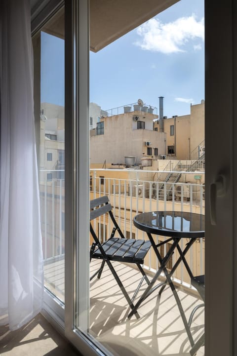 Modern 1BR Apartments Close to Manoel Island Saint Julians & Tigne Shopping Mall Apartment in Sliema