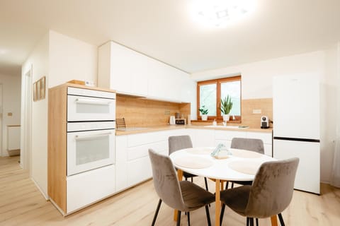 Coffee/tea facilities, Kitchen or kitchenette, Dining area, dishwasher, stove, toaster