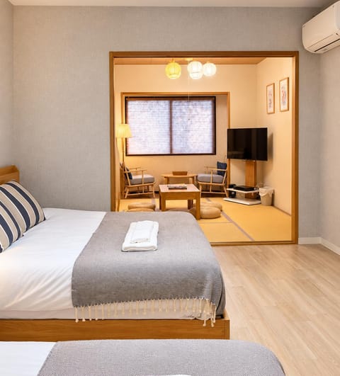 Bed, TV and multimedia, Living room, Photo of the whole room, Seating area, Bedroom, air conditioner