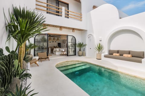 Property building, View (from property/room), Balcony/Terrace, Seating area, Pool view, Swimming pool