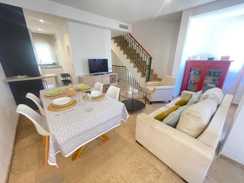 TV and multimedia, Living room, Seating area, Dining area
