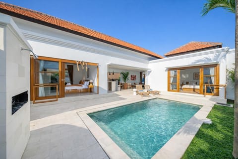 Property building, Patio, Swimming pool, Swimming pool, sunbed