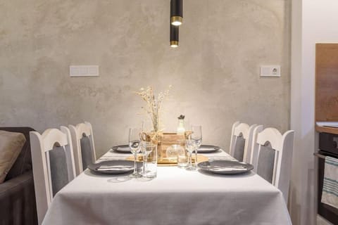 Seating area, Dining area