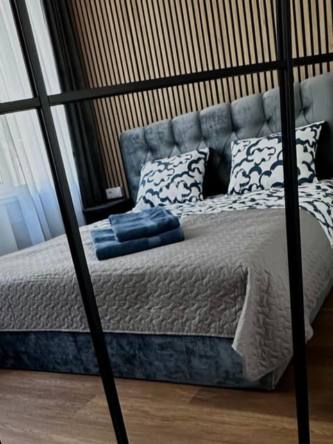 Bed, Decorative detail, towels