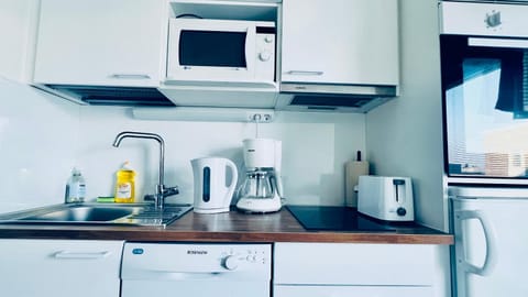 Coffee/tea facilities, Kitchen or kitchenette, dishwasher, oven, stove, toaster