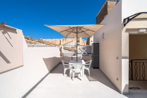 Property building, Balcony/Terrace, Living room