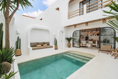 Shower, Property building, View (from property/room), Balcony/Terrace, Seating area, Pool view, Swimming pool