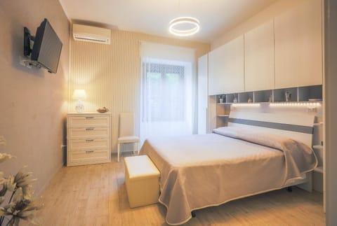Bed, TV and multimedia, Photo of the whole room, Bedroom, wardrobe, air conditioner