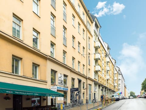 Neighbourhood, Location
