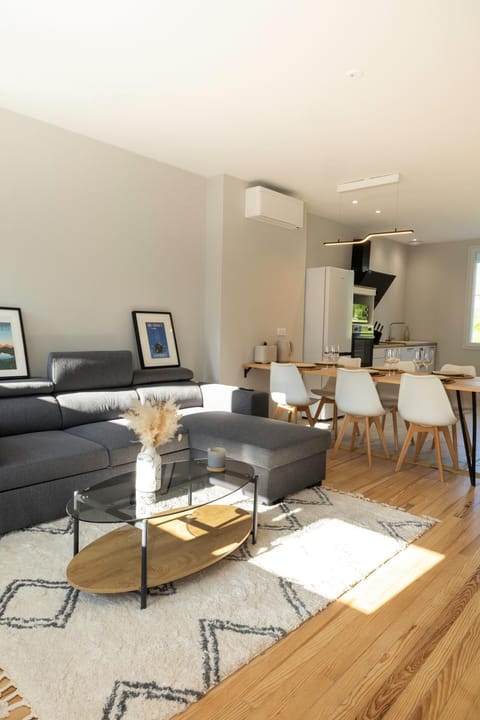 Kitchen or kitchenette, Living room, Seating area, Dining area