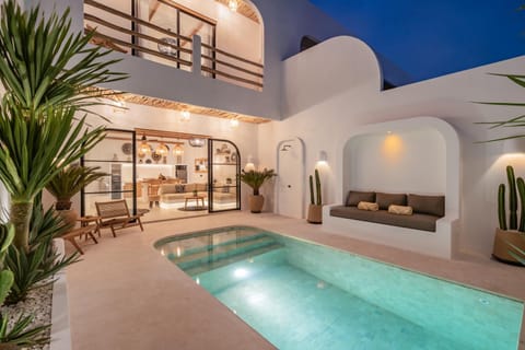 Shower, Property building, View (from property/room), Balcony/Terrace, Seating area, Pool view, Swimming pool
